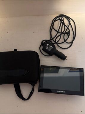 garmin Black GPS Navigator with Zip Carry Case and Car Charger